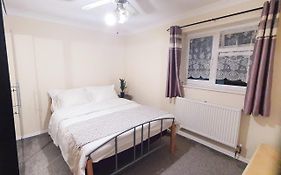 1 Bedroom Apartment Close To Slough Train Station