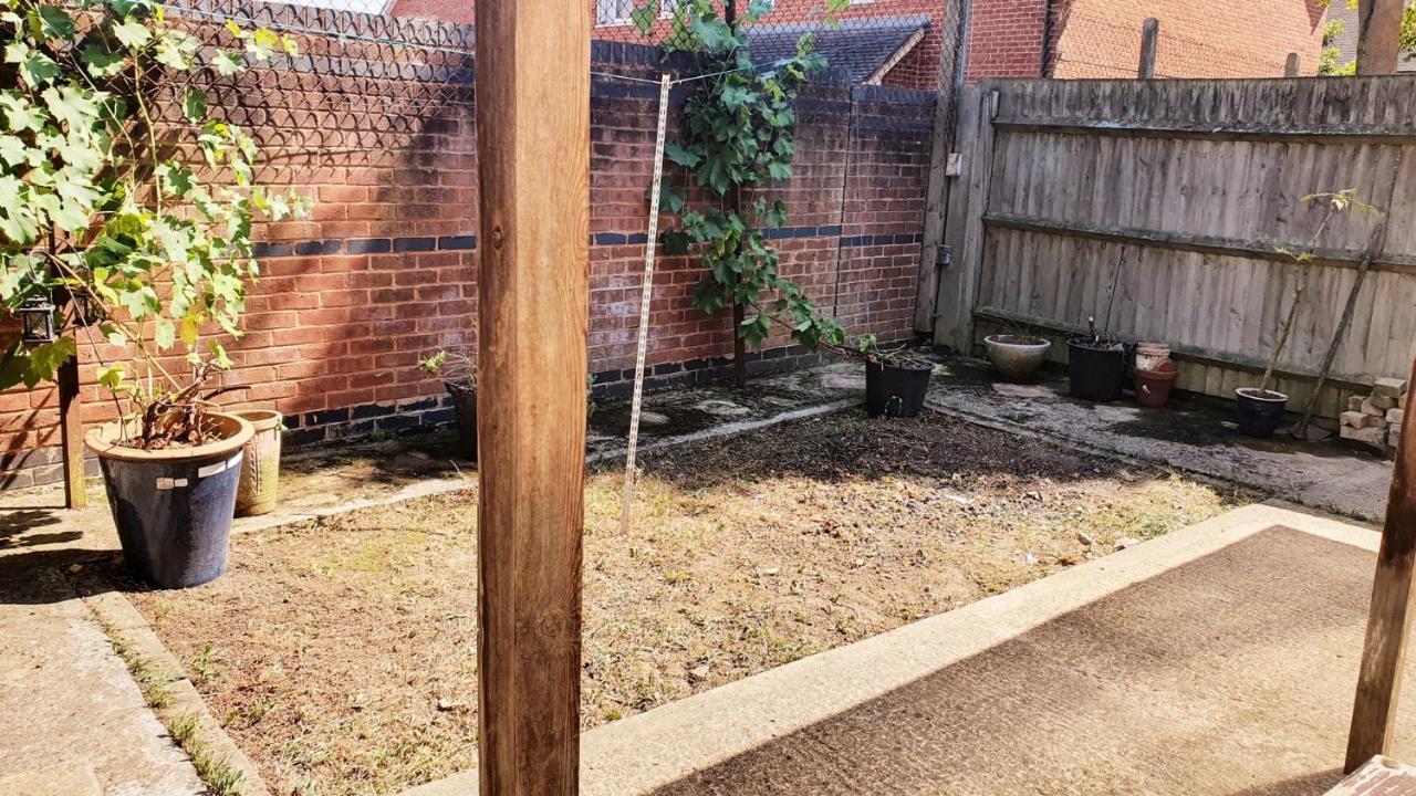 1 Bedroom Apartment Close To Slough Train Station Exterior photo